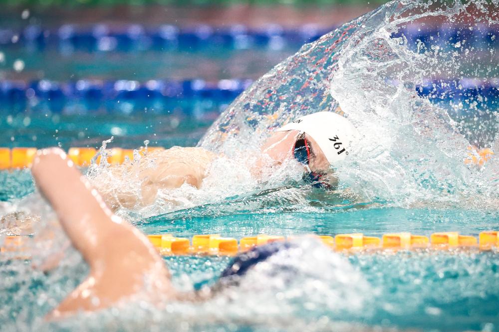 穆斯卡特获赠定制竹刻画像，印有本人形象和冠军奖杯